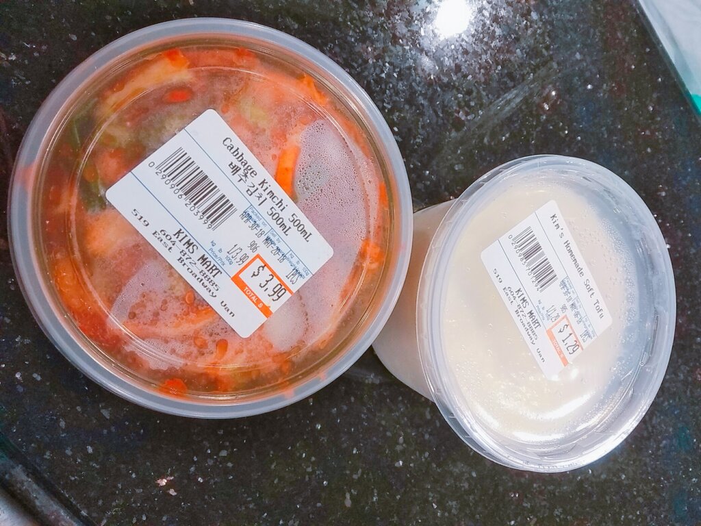 バンクーバーの韓国系スーパーで買ったキムチと豆腐