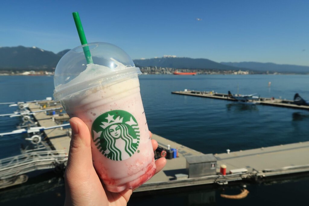 スタバのフラペチーノと海