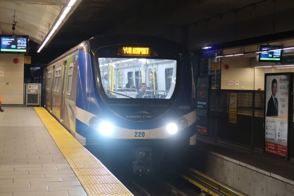 バンクーバー空港行きの電車