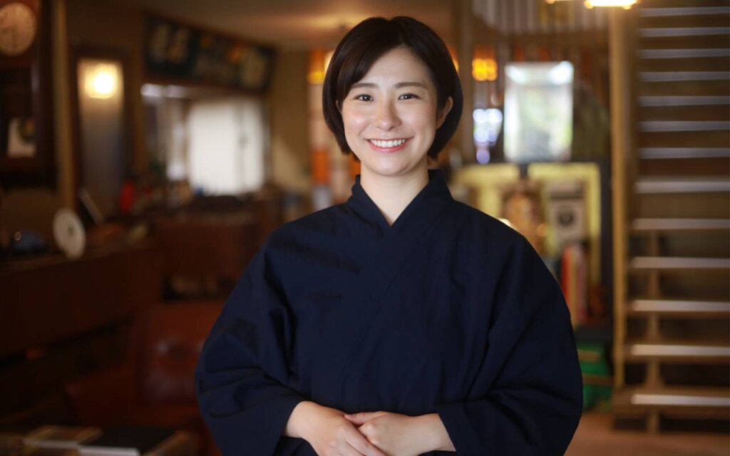 作務衣を来た仲居さん