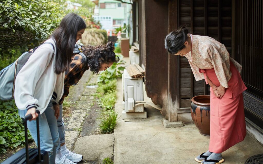 挨拶をする二部式着物を着た仲居さん