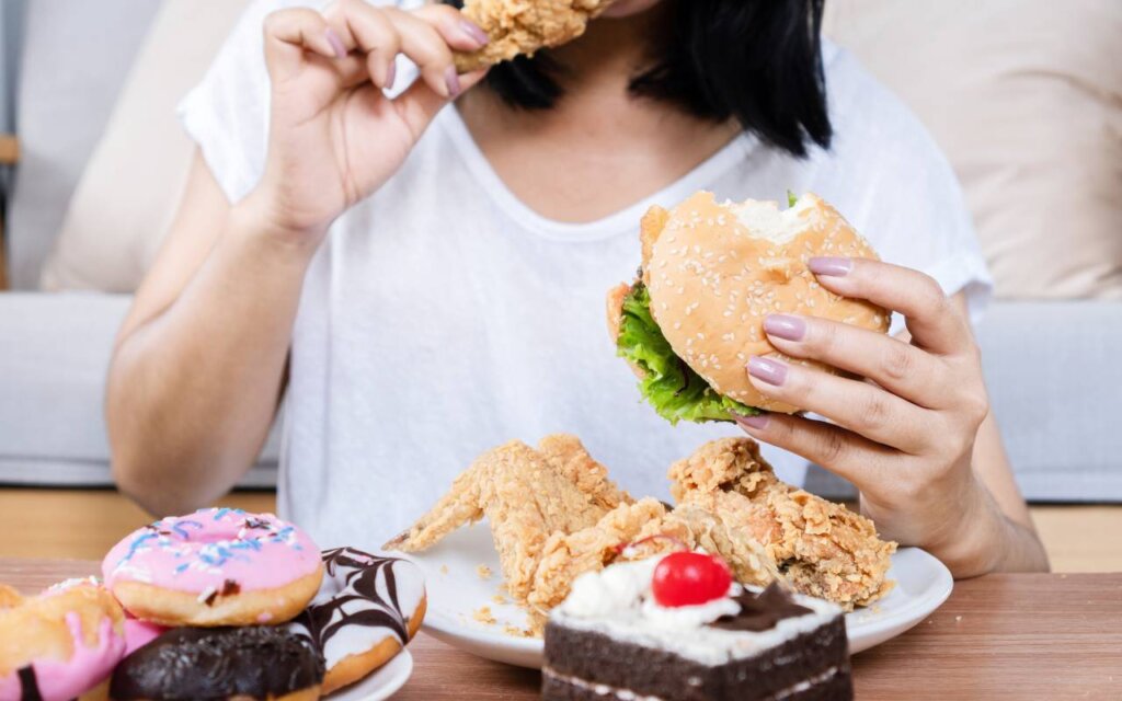 暴飲暴食する女性